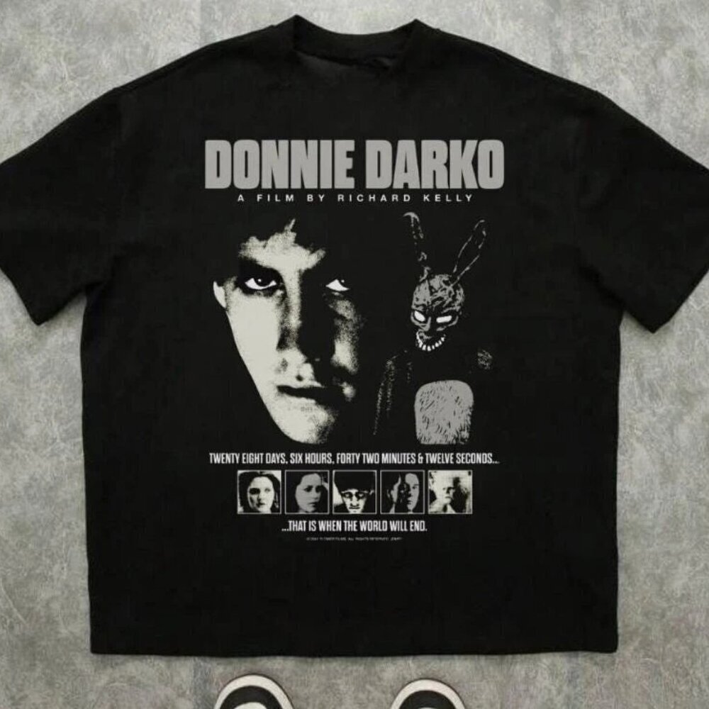 RETRO DONNIE DARKO GRAPHIC T-SHIRT .